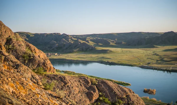 哈萨克斯坦伊犁河视图。美丽的草原景观 — 图库照片