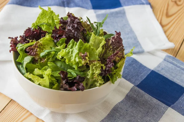 샐러드 잎, 자주색 상 추, 시금치, arugula. 혼합된 신선한 살라 — 스톡 사진