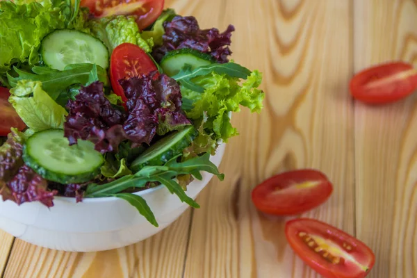 Свежий салат со смешанной зеленью, помидорами черри и огурцом — стоковое фото