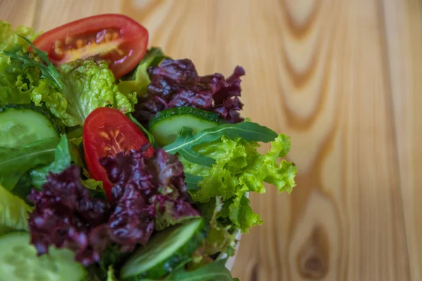 Ensalada fresca con verduras mixtas, tomate cherry y pepino — Foto de Stock