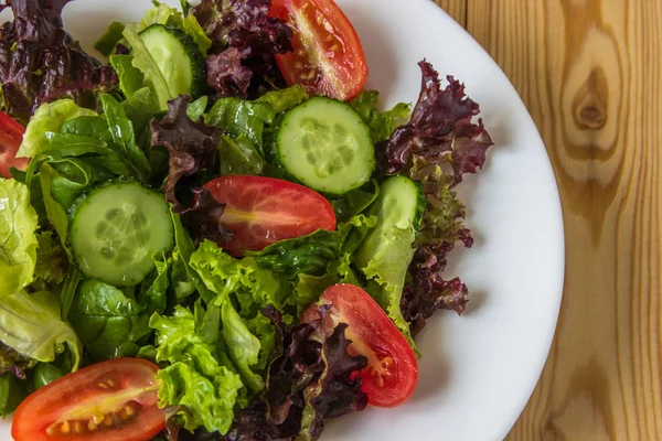 Vegyes zöldek, koktélparadicsom, uborka, friss saláta — Stock Fotó