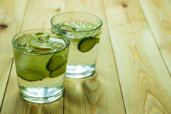 Desintoxicar a água com pepino e limão na mesa de madeira. Cucumber le — Fotografia de Stock