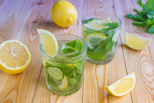 Desintoxicação de água, limonada orgânica fresca com gelo, pepino, limão e — Fotografia de Stock