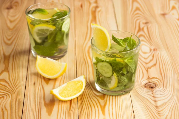 Detox water, fresh organic lemonade with ice, cucumber, lemon an — Stock Photo, Image