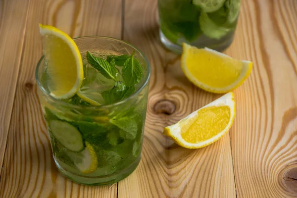 Entgiftungswasser, frische Bio-Limonade mit Eis, Gurke, Zitrone und — Stockfoto