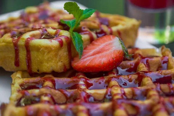 Belçika waffle şurubu ve taze doğranmış strawberrie ile tepesinde — Stok fotoğraf