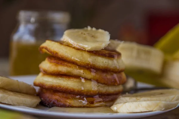 Pancakes with bananas and honey. Homemade breakfast — Stock Photo, Image