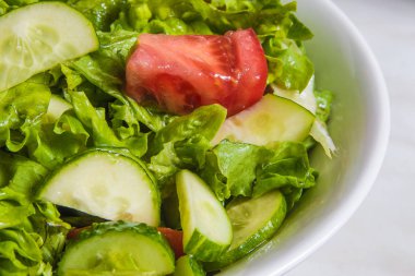 Taze salata. Domates, salatalık ve Yeşiller beyaz kase