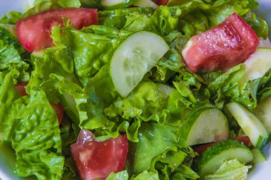 Taze salata. Domates, salatalık ve Yeşiller beyaz kase