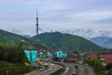 Almatı, Kazakistan - 6 Mayıs: Kok Tobe hill ve Tv kulesi. Şehir vie
