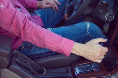 Bir arabayı kullanan adam. İletim ellerde 