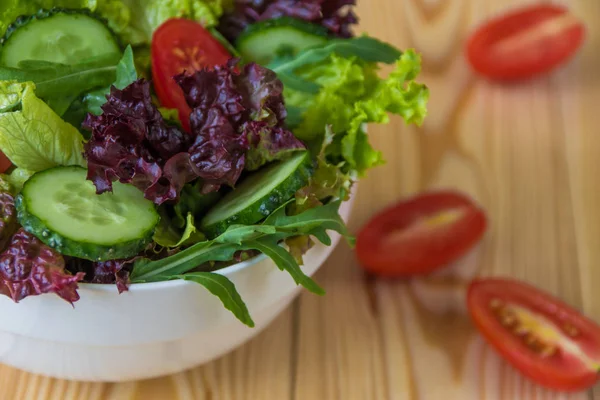 Ensalada fresca con verduras mixtas, tomate cherry y pepino —  Fotos de Stock