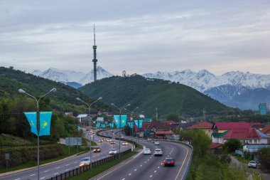 Almatı, Kazakistan - 6 Mayıs: Kok Tobe hill ve Tv kulesi. Şehir vie
