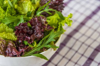 Salata yaprakları, mor marul, ıspanak, roka. Karışık taze sala