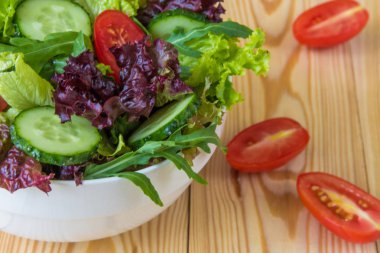 Taze salata karışık yeşillik, kiraz domates ve salatalık ile