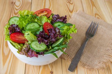 Taze salata karışık yeşillik, kiraz domates ve salatalık ile