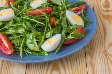 Roka, domates, yumurta ve salatalık ile taze yeşil salata