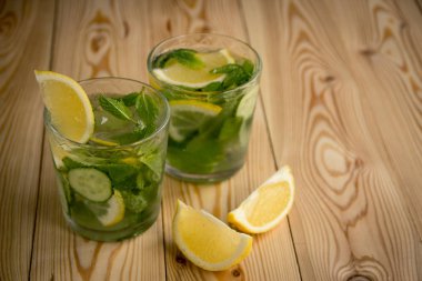 Detoks su, buz, salatalık, limon ile taze organik limonata bir