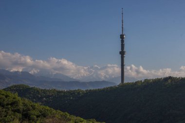Kok Tobe hill ve dağlar görünümünde Bahar, Almatı, Kazakistan
