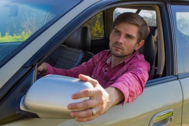 Yakışıklı genç bir araba bir gömlek