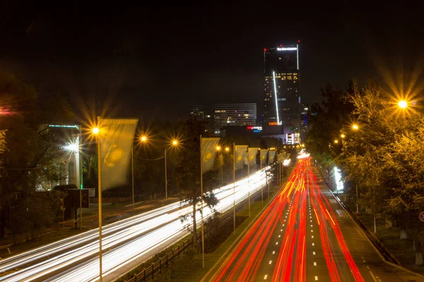Almatı, Kazakistan - 6 Mayıs: Almatı şehir gece görünümü, Al-Farabi av
