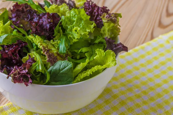 Salata yaprakları, mor marul, ıspanak, roka. Karışık taze sala