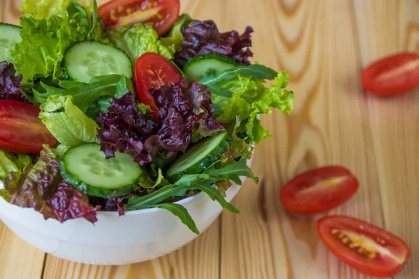 Taze salata karışık yeşillik, kiraz domates ve salatalık ile
