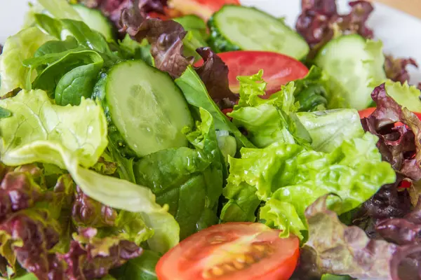 Ensalada fresca con verduras mixtas, tomate cherry y pepino —  Fotos de Stock