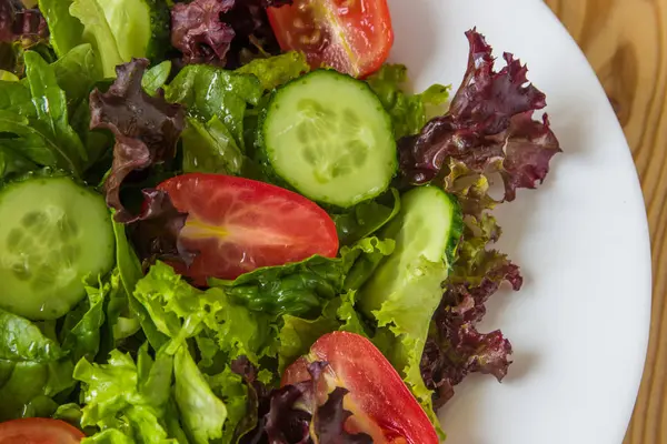 Ensalada fresca con verduras mixtas, tomate cherry y pepino — Foto de Stock