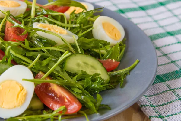 Πράσινη σαλάτα με ρόκα, ντομάτα, αυγά και αγγούρι — Φωτογραφία Αρχείου