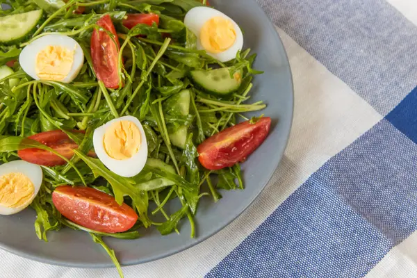 Πράσινη σαλάτα με ρόκα, ντομάτα, αυγά και αγγούρι — Φωτογραφία Αρχείου