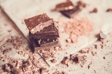 Koyu çikolata yığın fındık, seçici odak ile