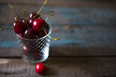 Kiraz. Taze tatlı büyük kiraz. Kırmızı organik kiraz