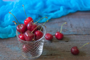 Kiraz. Taze tatlı büyük kiraz. Kırmızı organik kiraz