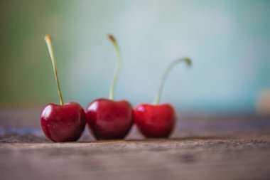 Kiraz ahşap tahta üzerinde. Ağaç kiraz, seçici odak