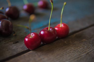 Kiraz. Taze tatlı büyük kiraz. Kırmızı organik kiraz