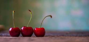 Kiraz ahşap tahta üzerinde. Ağaç kiraz, seçici odak