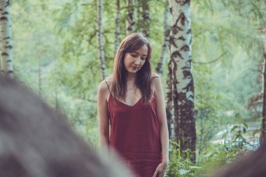 Dağlarda yaz ormandaki Kırmızı elbiseli güzel kız