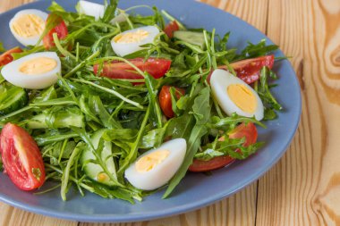 Roka, domates, yumurta ve salatalık ile taze yeşil salata