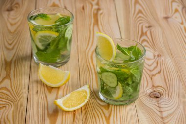 Detoks su, buz, salatalık, limon ile taze organik limonata bir