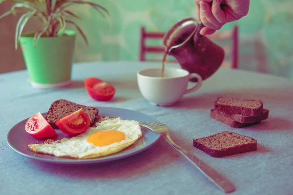 조식 튀긴 계란과 토마토 Cezve에서 커피 — 스톡 사진