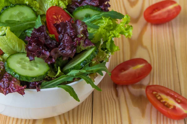 Ensalada fresca con verduras mixtas, tomate cherry y pepino — Foto de Stock