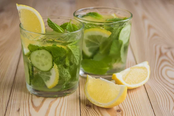 Desintoxicação de água, limonada orgânica fresca com gelo, pepino, limão e — Fotografia de Stock