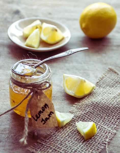 Selai lemon buatan sendiri dalam botol kaca. Selai kuning segar organik — Stok Foto