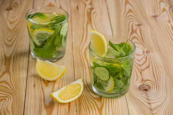 Entgiftungswasser, frische Bio-Limonade mit Eis, Gurke, Zitrone und — Stockfoto