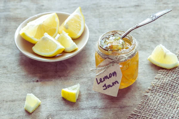 Selai lemon buatan sendiri dalam botol kaca. Selai kuning segar organik — Stok Foto