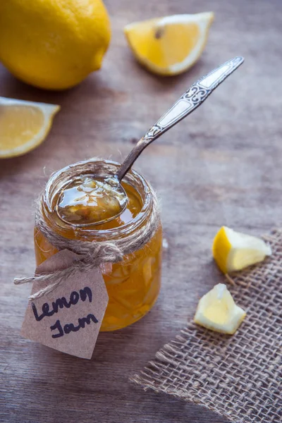 Selai lemon buatan sendiri dalam botol kaca. Selai kuning segar organik — Stok Foto