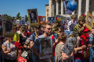 Almatı, Kazakistan - 9 Mayıs: Ölümsüz alayın yürüyüş sırasında V