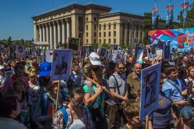 Almatı, Kazakistan - 9 Mayıs: Ölümsüz alayın yürüyüş sırasında V