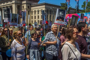 Almatı, Kazakistan - 9 Mayıs: Ölümsüz alayın yürüyüş sırasında V